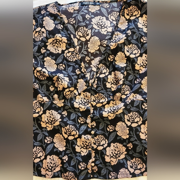Button up, long sleeve blouse from Nasty Gal, flower detail - Picture 3 of 4